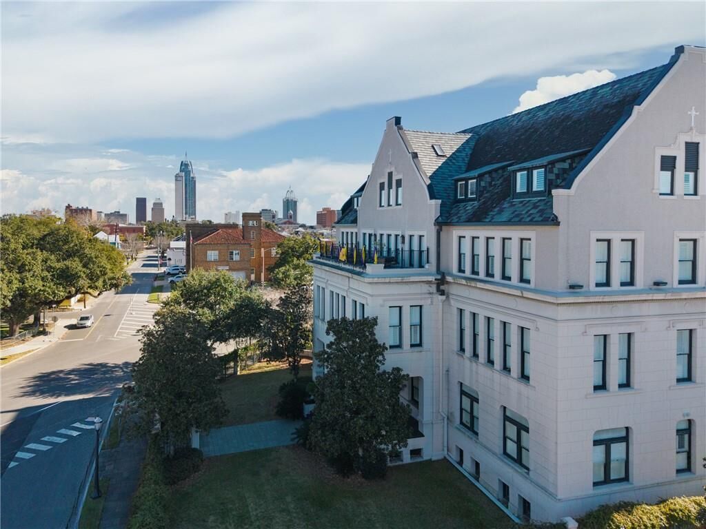 Property Photo:  753 St Francis Street #3003B  AL 36602 