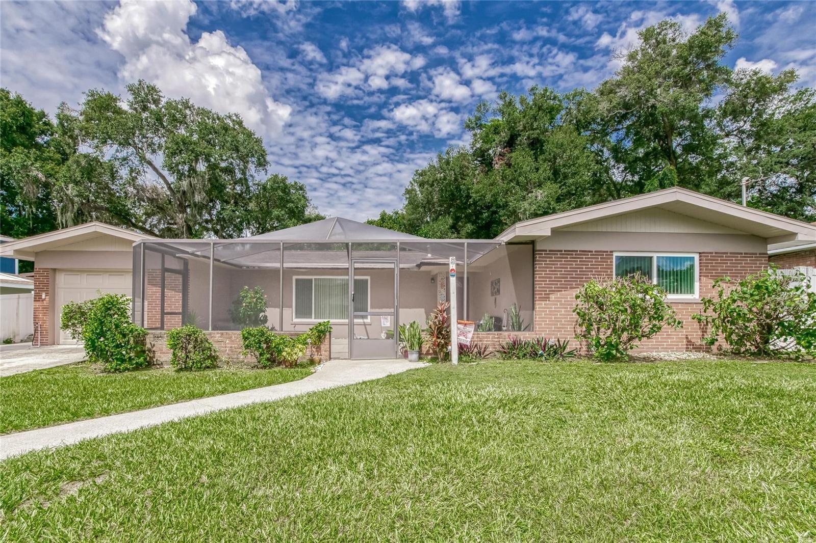 Property Photo:  207 Glendale Drive  FL 33511 