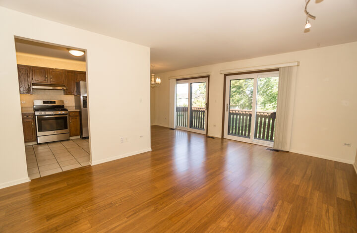 Property Photo: 966 Cumberland Court B2 IL 60172