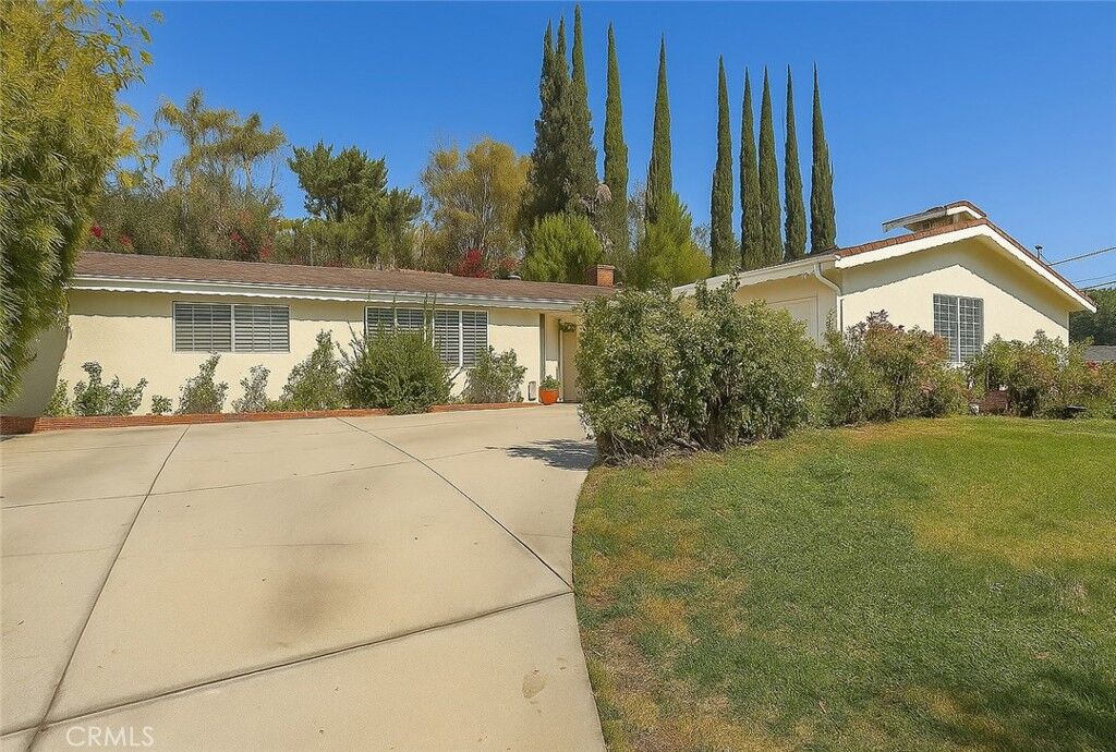 Property Photo: 5716 Comanche Avenue CA 91367
