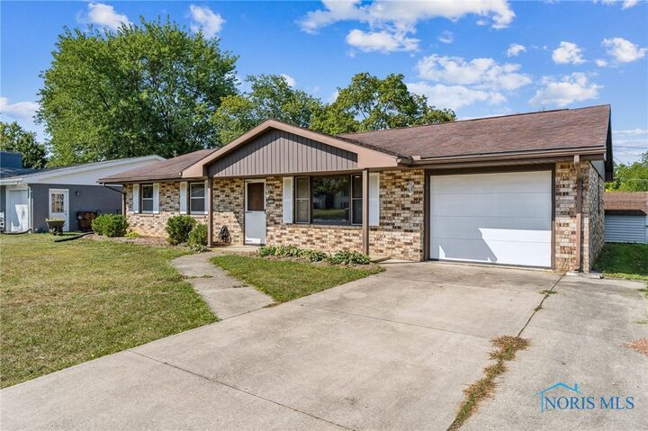 Property Photo:  2100 Candlewick Drive  OH 45840 