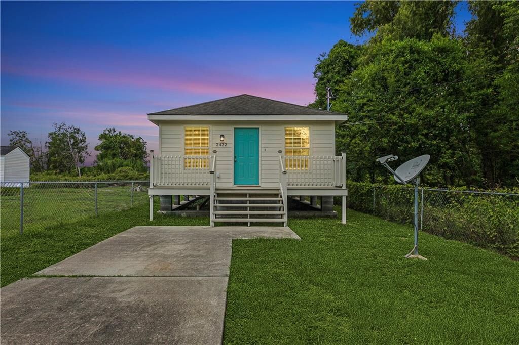 Property Photo: 2422 Deslonde Street LA 70117