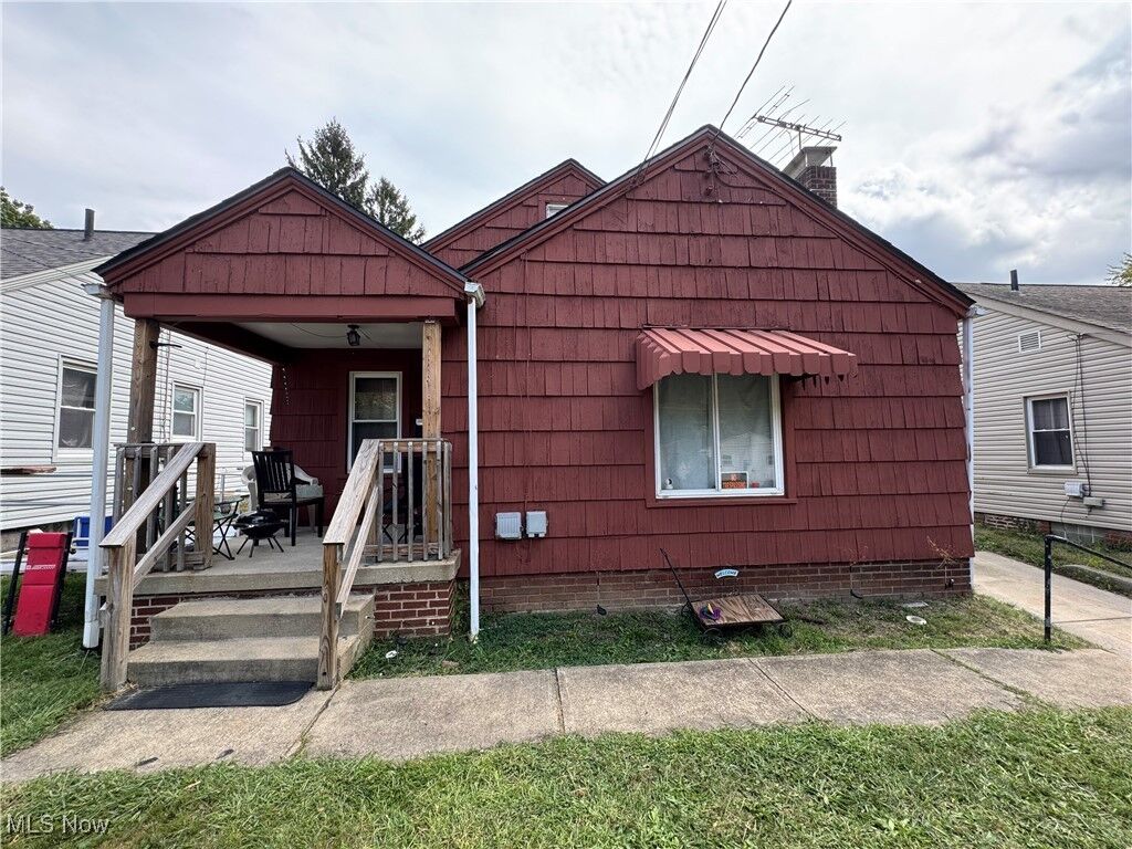Property Photo: 1332 Spring Avenue NE OH 44714