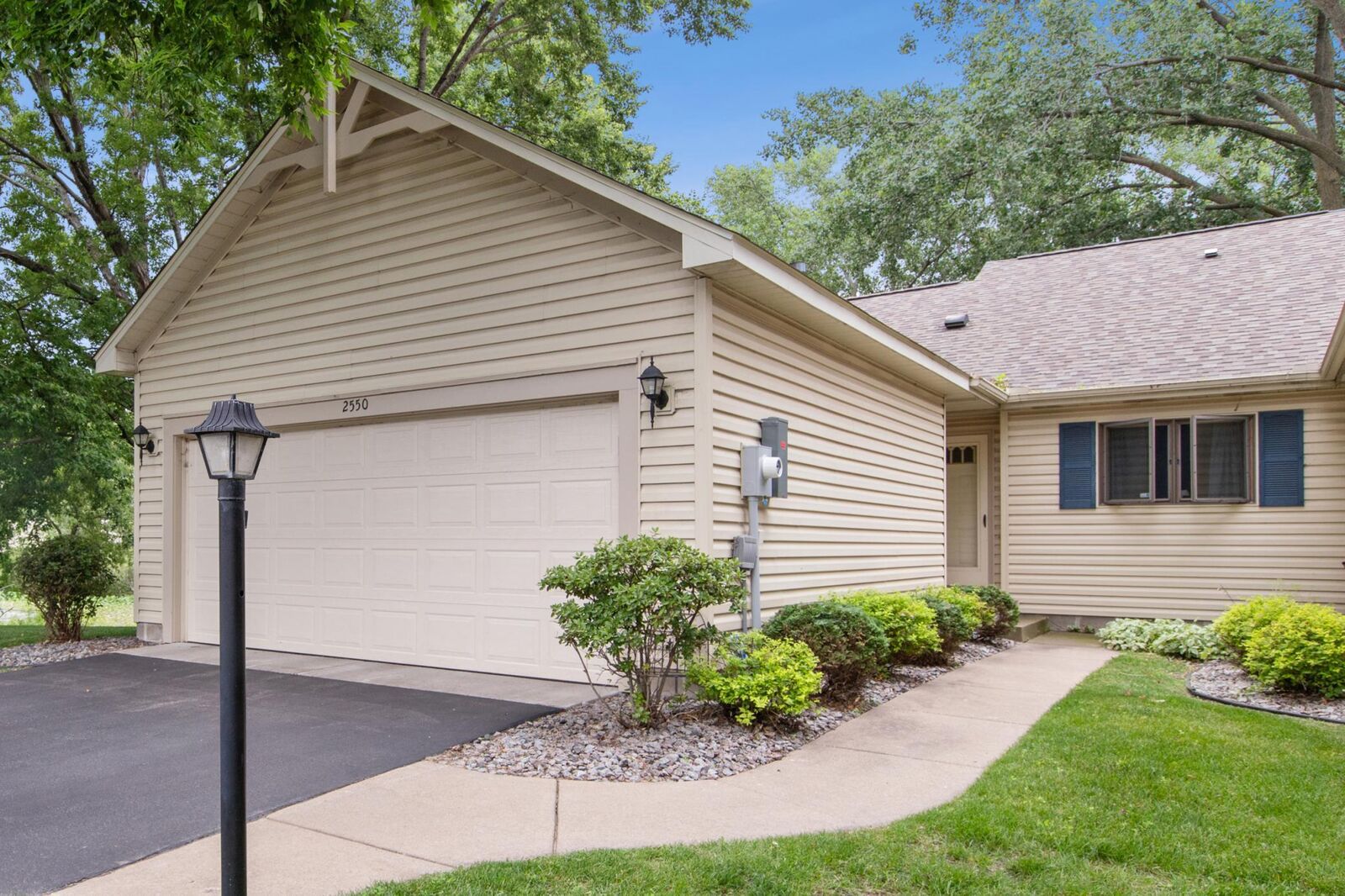 Property Photo:  2550 Moundsview Drive 49  MN 55112 