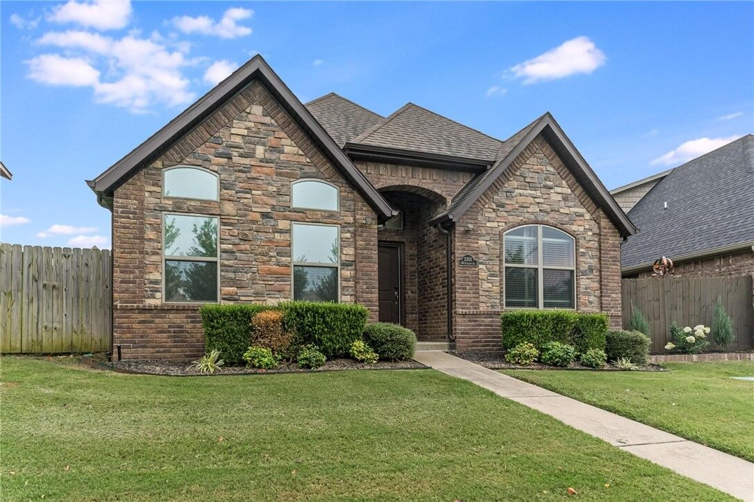 Property Photo:  3303 SW Stoneway Avenue  AR 72713 