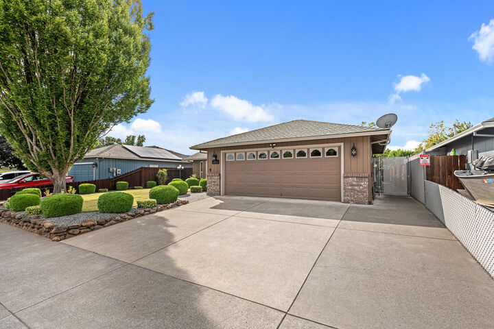 Property Photo:  1355 Kaye Street  OR 97501 