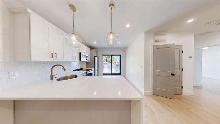Property Photo:  52 Withington St 7  MA 02124 