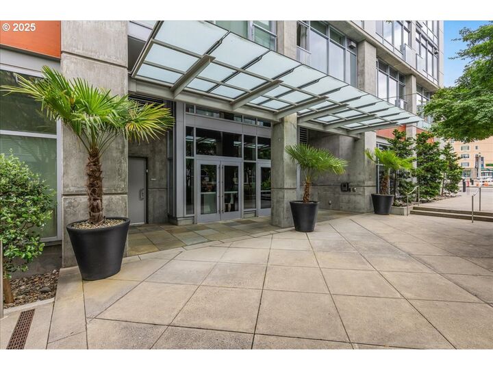 Property Photo:  1926 W Burnside St 301  OR 97209 