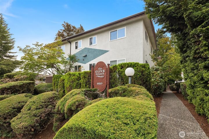 8217  5th Avenue NE 103  Seattle WA 98115 photo