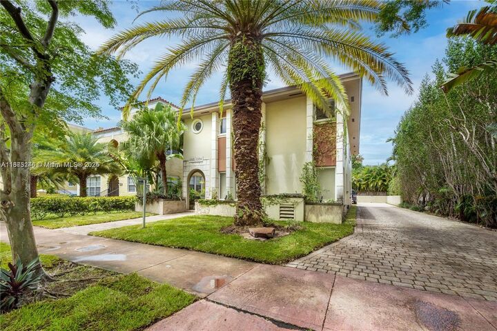 Property Photo:  1310 Salzedo St 1310  FL 33134 