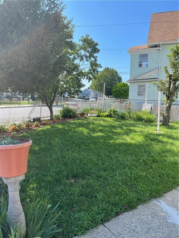 Property Photo:  115 Oak Street 1  CT 06604 