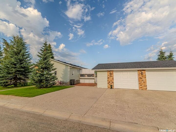 Property Photo:  215 7th Street S  SK S0K 4P0 