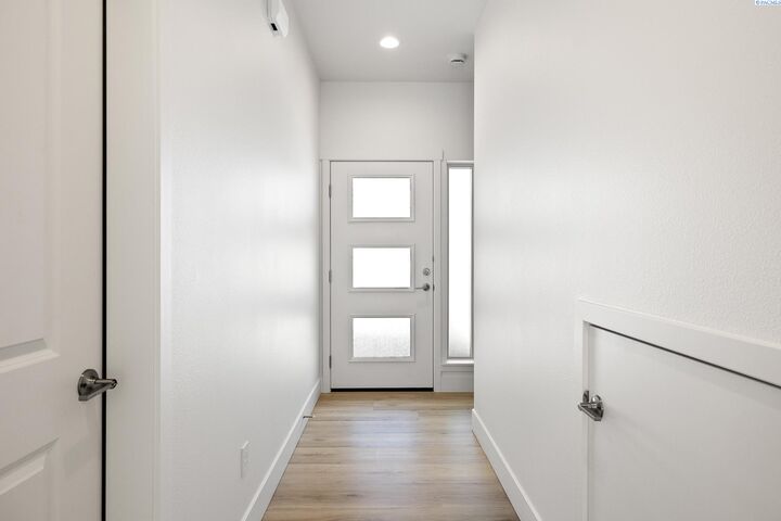 Property Photo: 1141 S Underwood Pl WA 99337