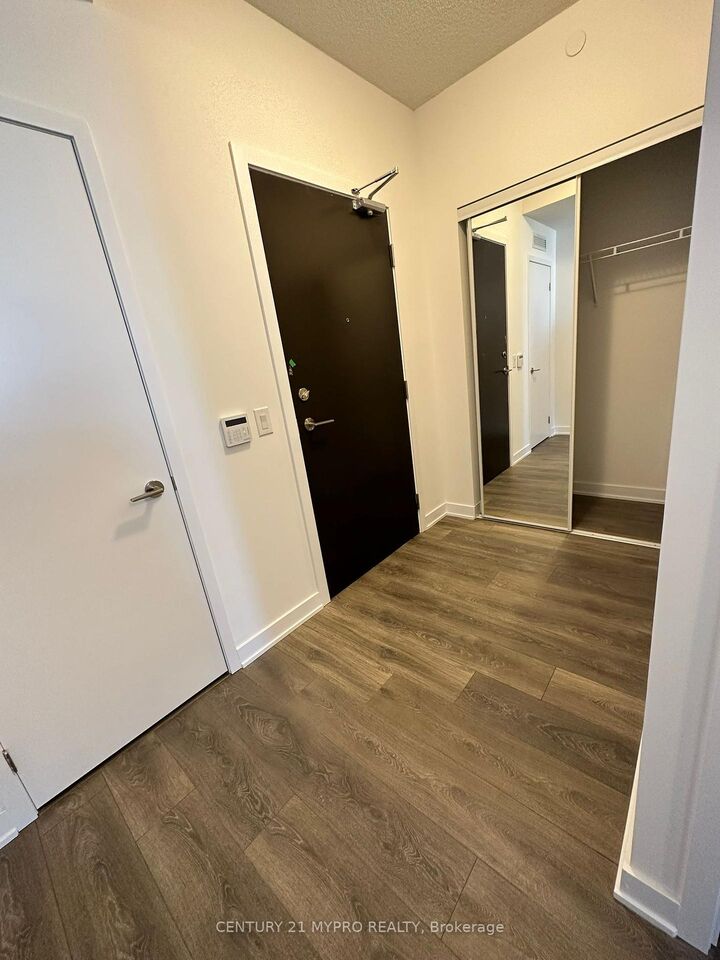 Property Photo:  10 Honeycrisp Crescent 1017  ON L4K 0M7 