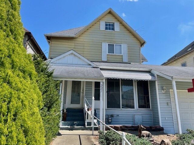 Property Photo:  221 S Oakland Ave  PA 16146 