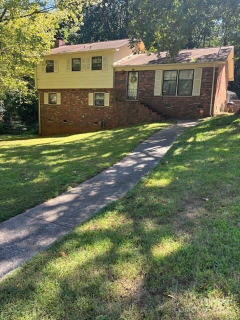 Property Photo: 931 Pineborough Road NC 28212