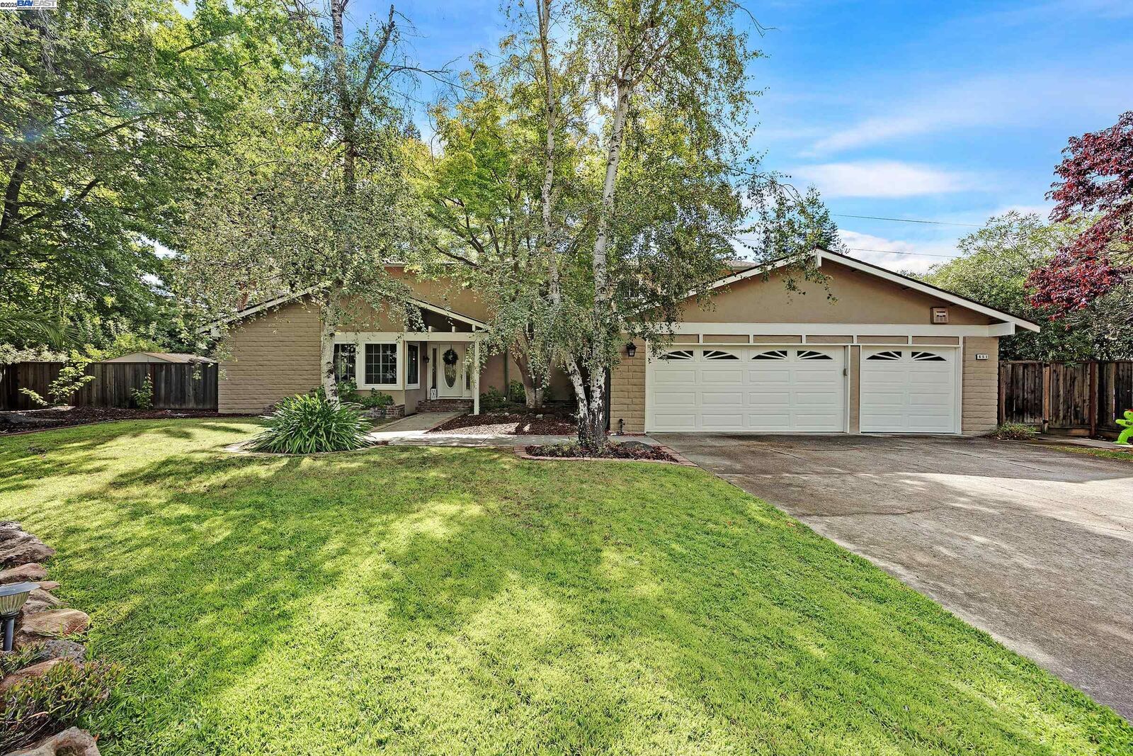 Property Photo: 651 Derbyshire Place CA 94526