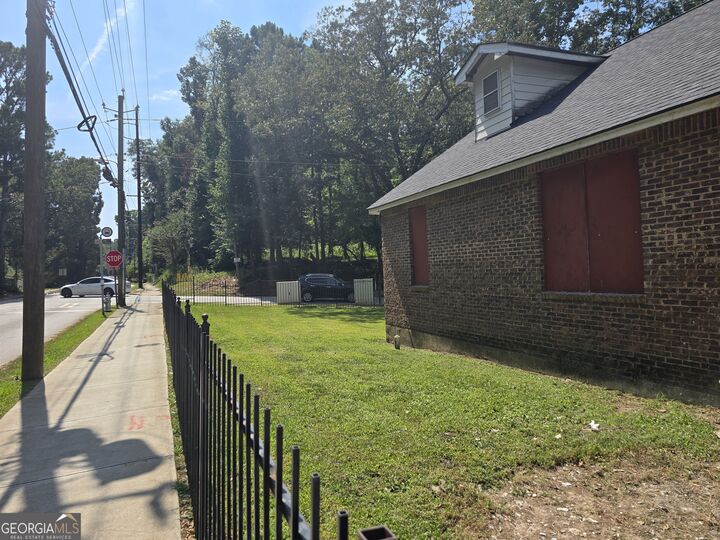 Property Photo:  556 Bolton Road NW  GA 30331 