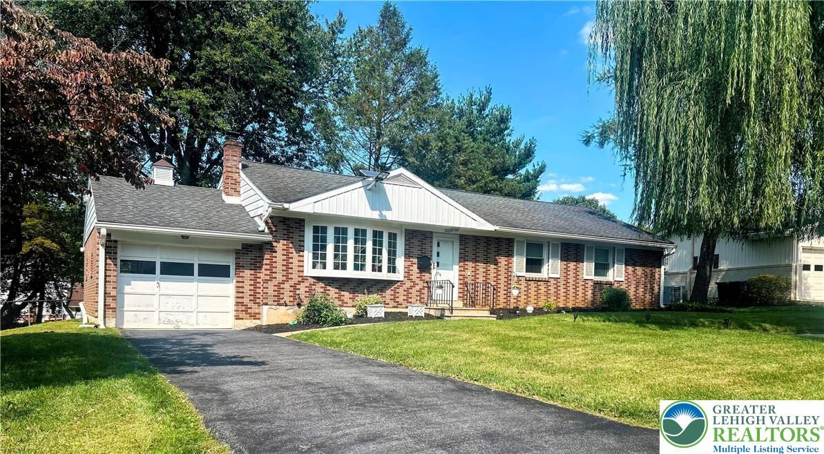 Property Photo: 1009 Debbie Lane PA 18103