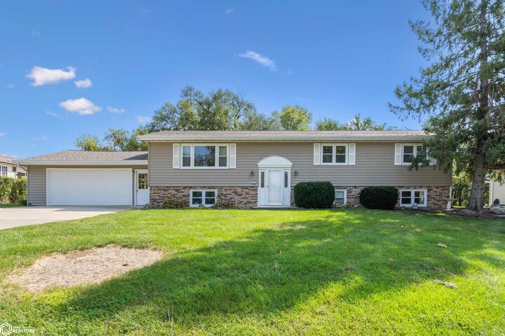 203 Valley View Circle  Nevada IA 50201 photo