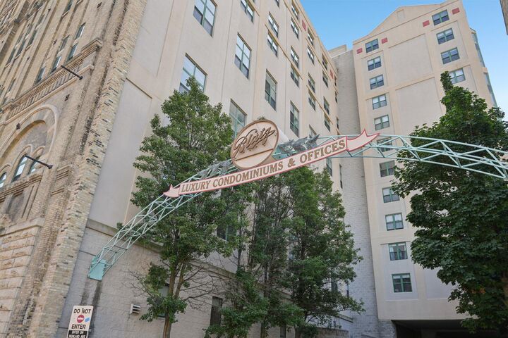 Property Photo: 270 E Highland Ave 612 WI 53202