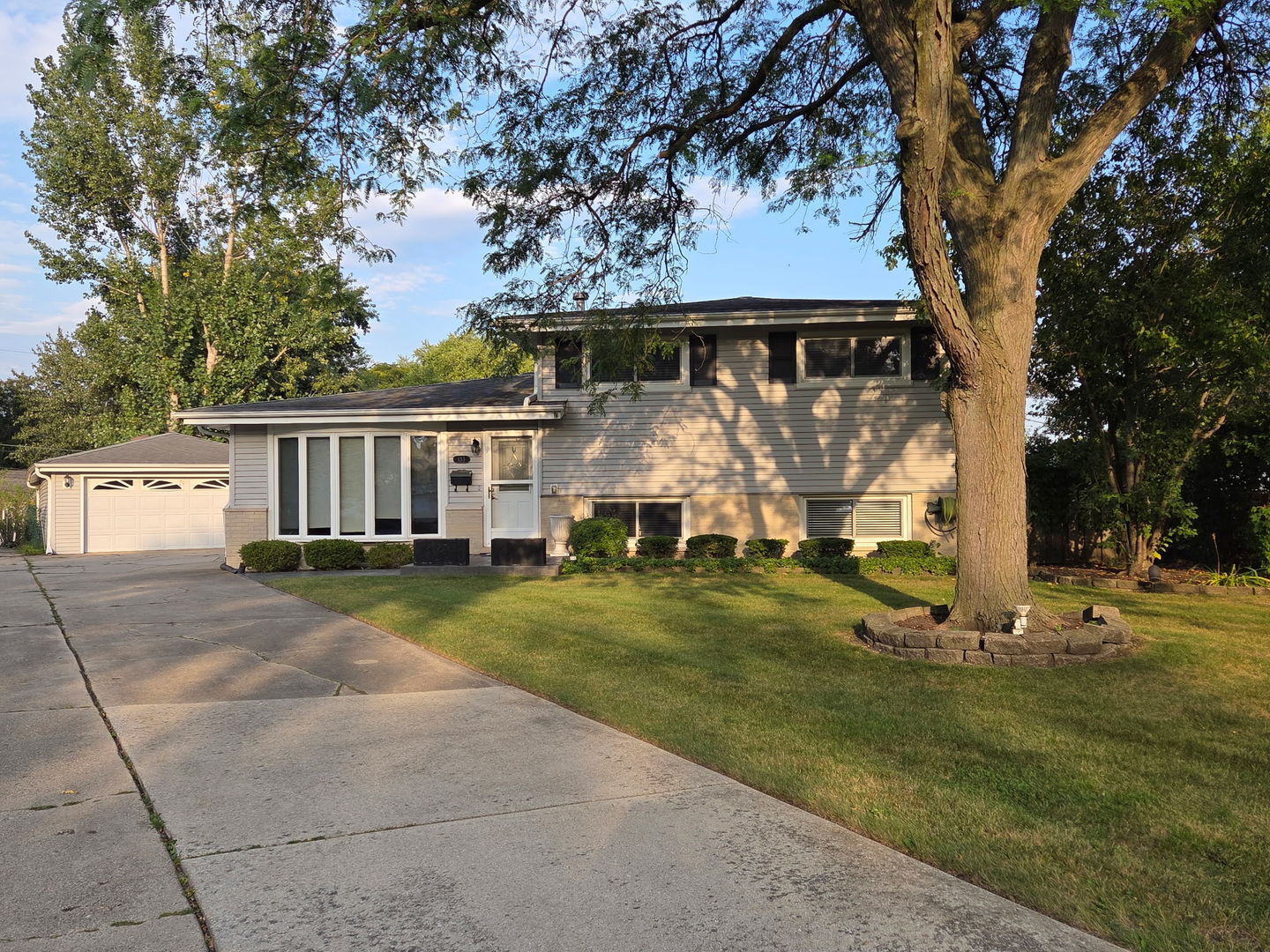 Property Photo:  133 James Court  IL 60025 