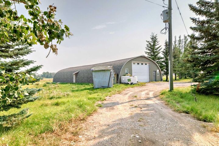 Photo de la propriété: 270139 Inverlake Road AB T2B 2G7