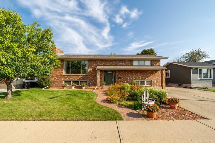 Photo de la propriété:  72 Rossmere Way SE  AB T1B 2M8 