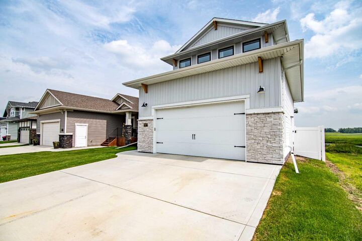 Property Photo:  587 Robinson Avenue  AB T0M 1R0 
