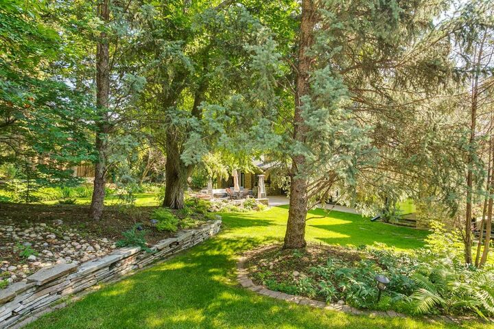 Property Photo:  40 Eagle Ridge Place SW  AB T2V 2V8 