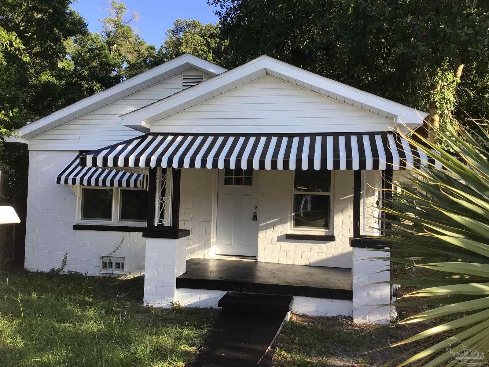 Property Photo:  911 W Government St  FL 32501 