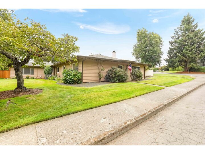 Property Photo: 1148 Karen Way OR 97304