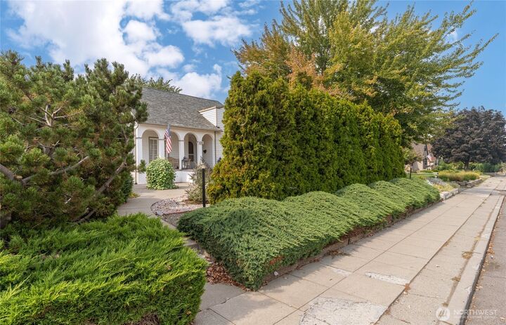 Property Photo:  106 N Franklin Avenue  WA 98801 