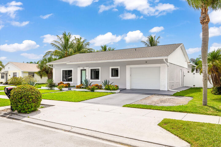 Property Photo:  728 NE 9th Avenue  FL 33435 