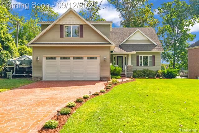 Property Photo:  2610 Strawberry Lane  MI 48060 