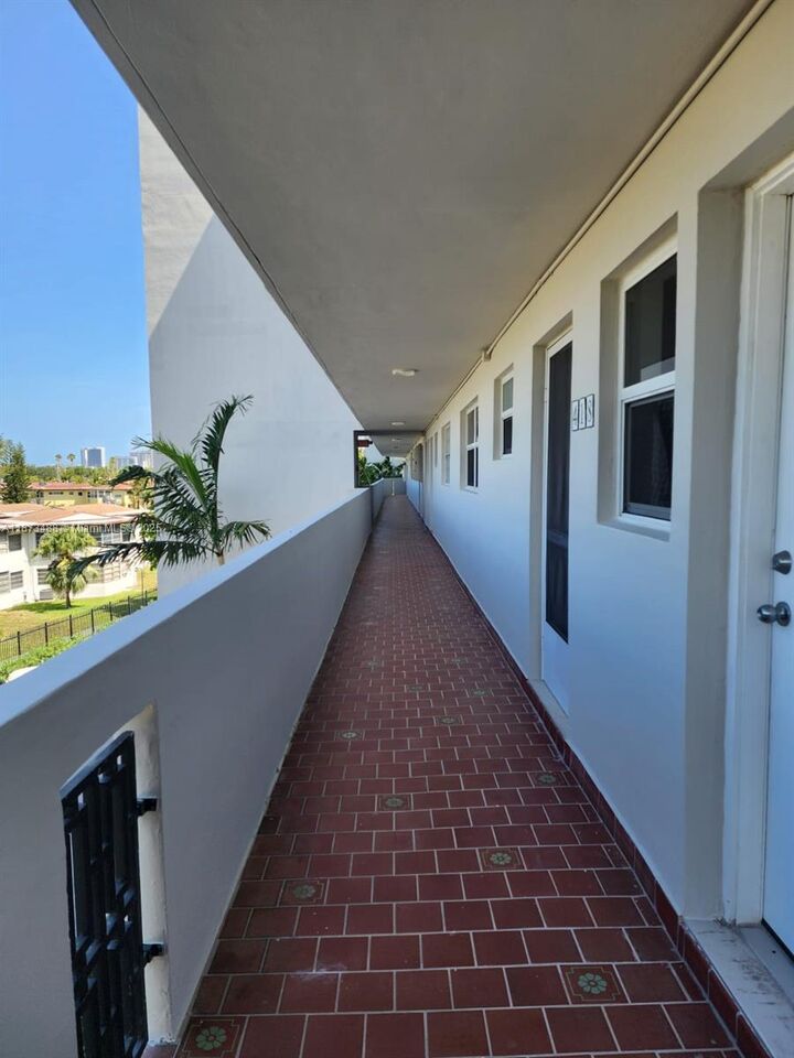 Property Photo:  1750 NE 191st St 418-3  FL 33179 