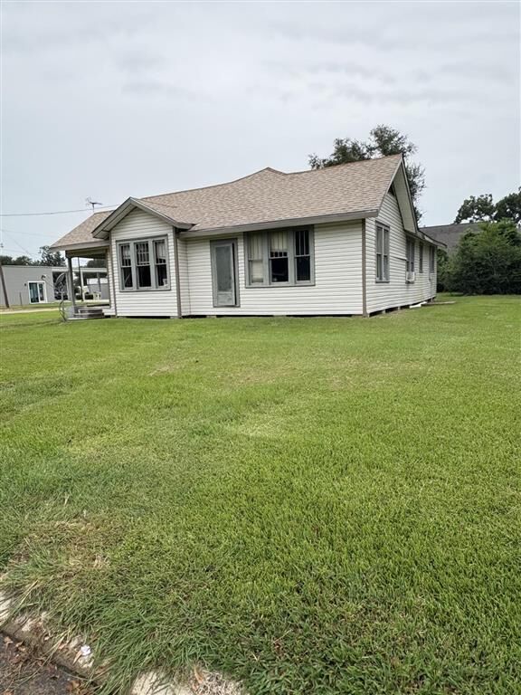 Property Photo: 304 W Nichols Street W LA 70591
