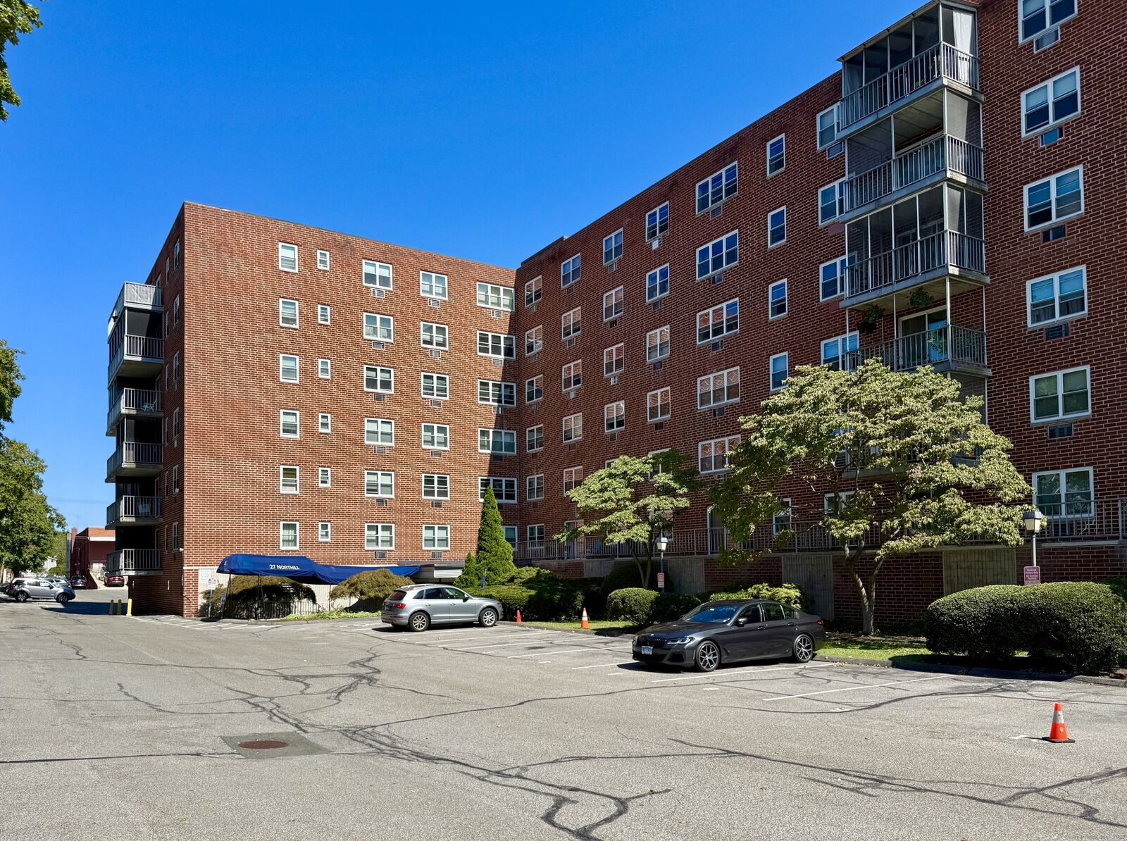 Property Photo: 27 Northill Street Apt 6W CT 06907