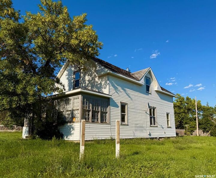 Property Photo: 577 Central Avenue N SK S9H 0L8