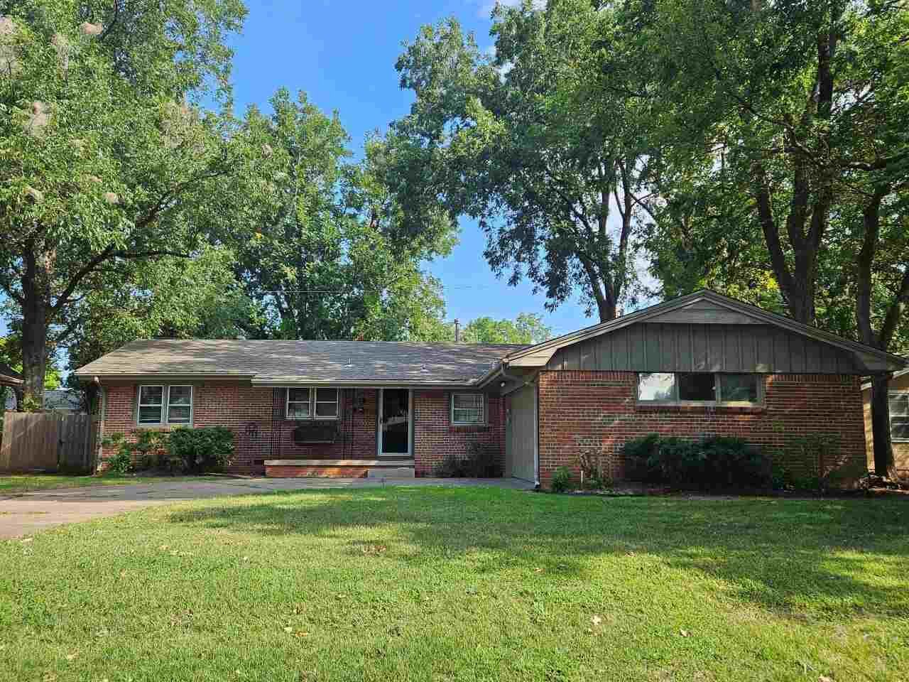 Property Photo: 2212 W Sherwood Avenue OK 74074-2521