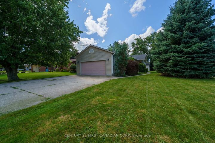 Property Photo:  300 Station St Street  ON N0M 2K0 