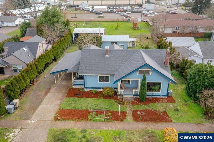 Property Photo:  633 SE Ash St  OR 97338 