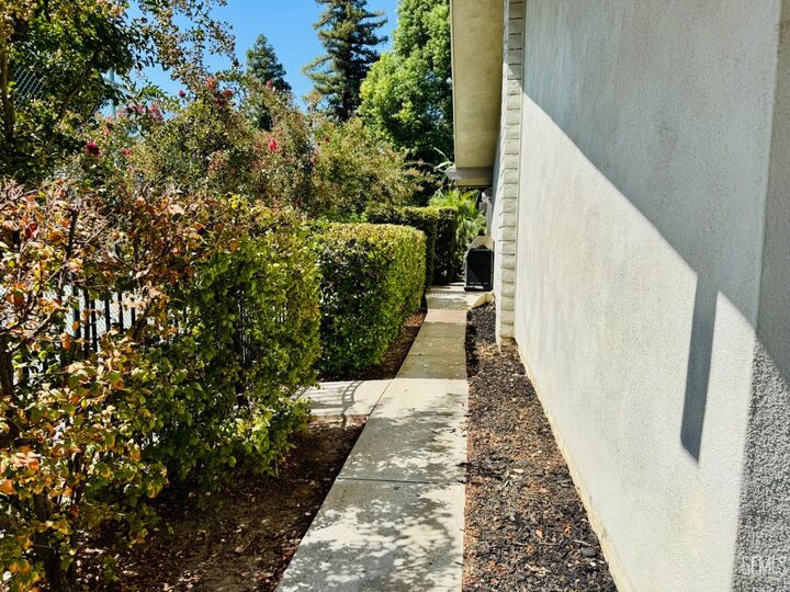 Property Photo:  124 Portales Real  CA 93309 