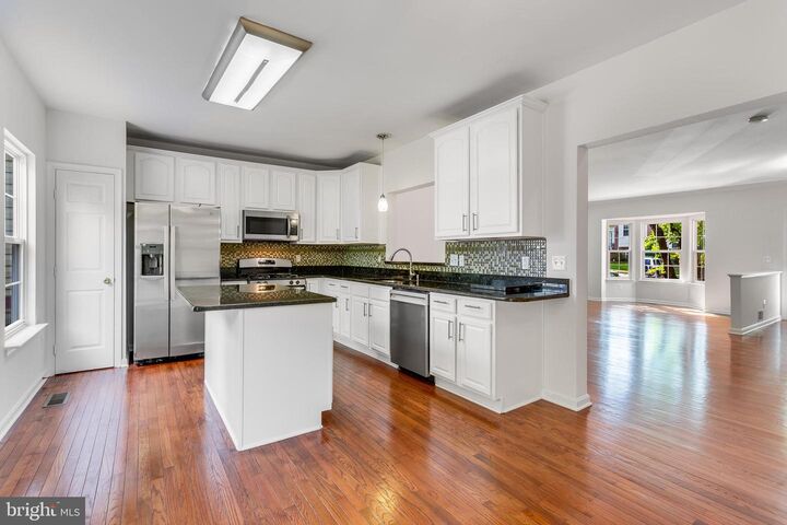 Property Photo: 43088 Candlewick Square VA 20176
