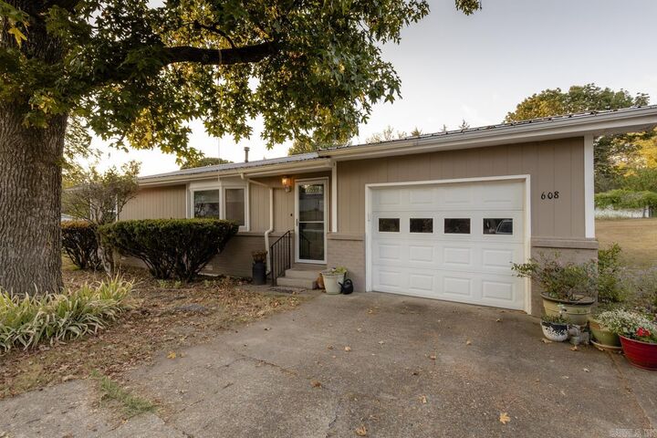 Property Photo:  608 Oak Street  AR 72635 