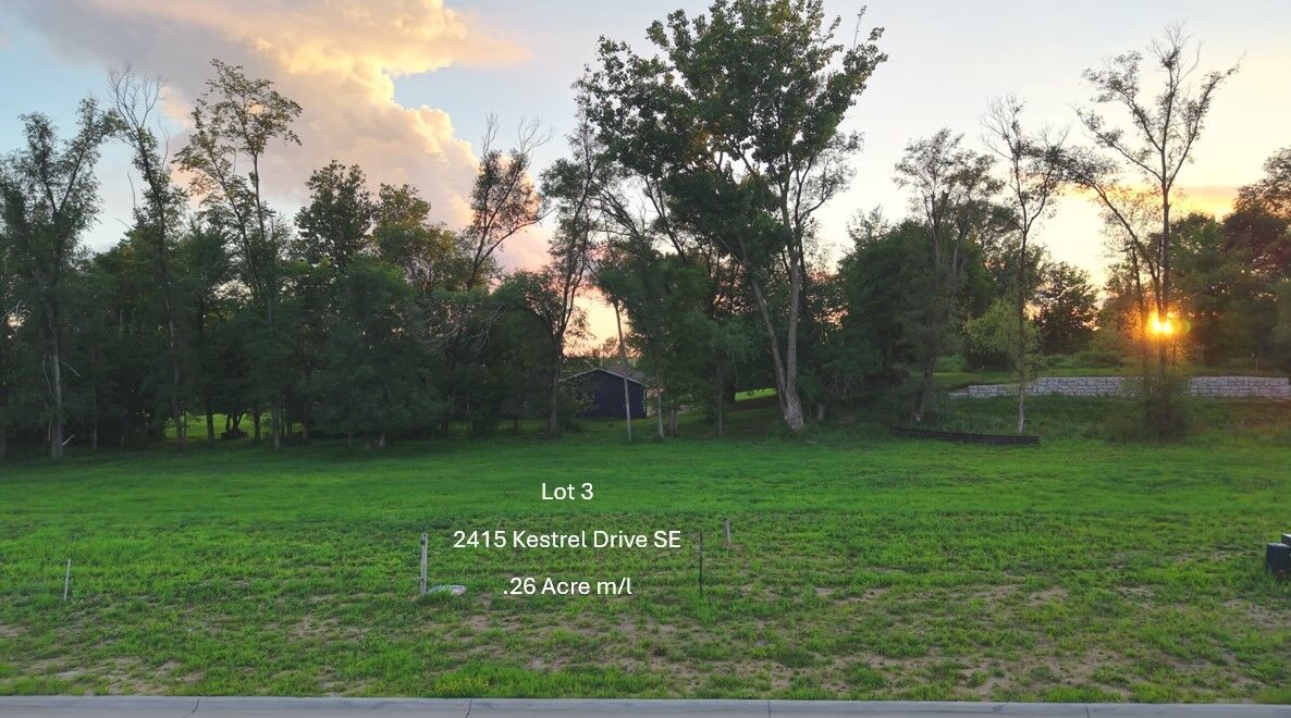 Property Photo:  2415 Kestrel Drive SE  IA 52403 