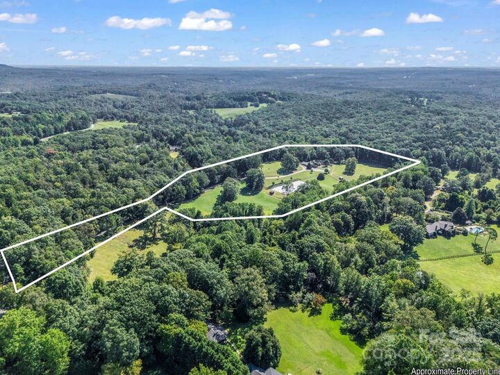 Property Photo:  1050 Hunting Country Road  NC 28782 