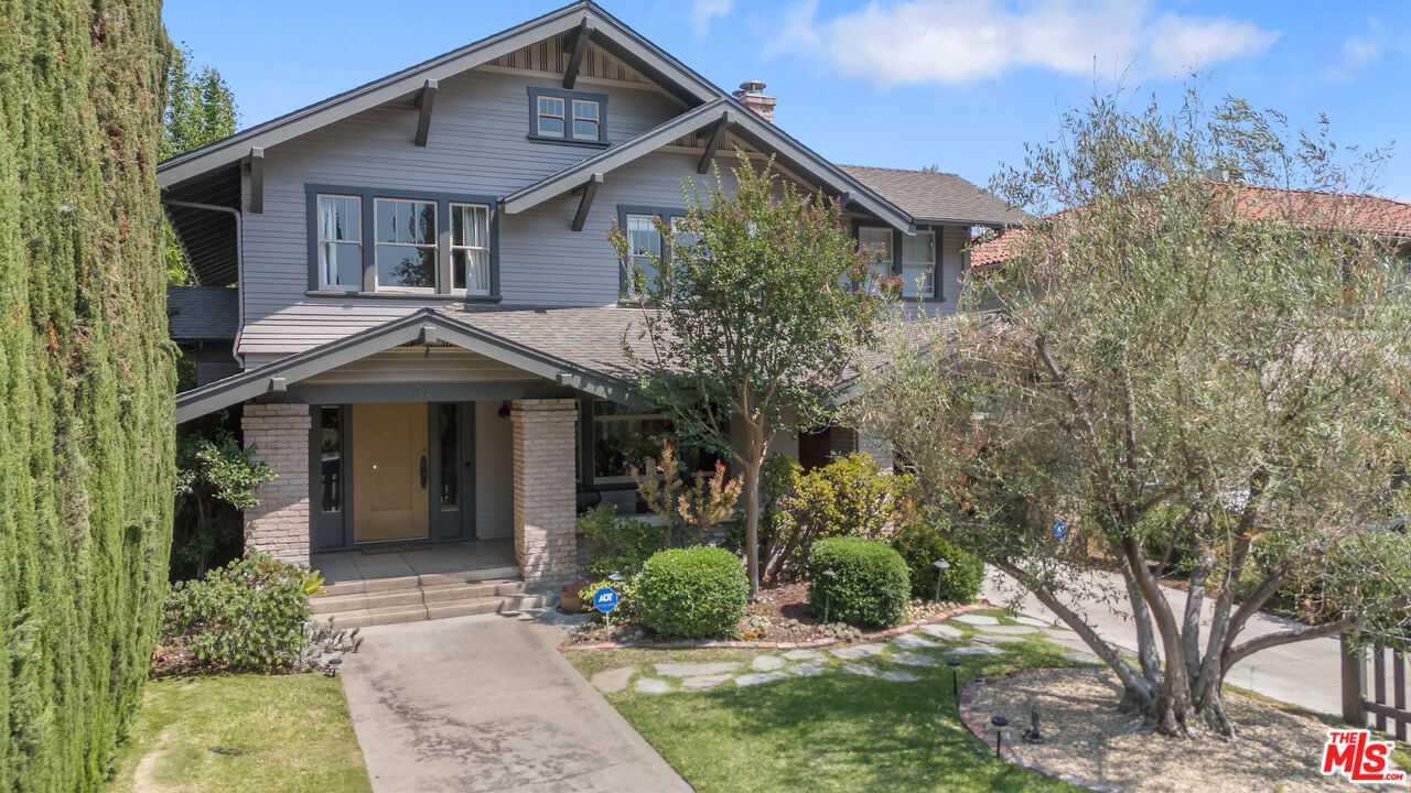 Property Photo:  676 S Bronson Ave  CA 90005 