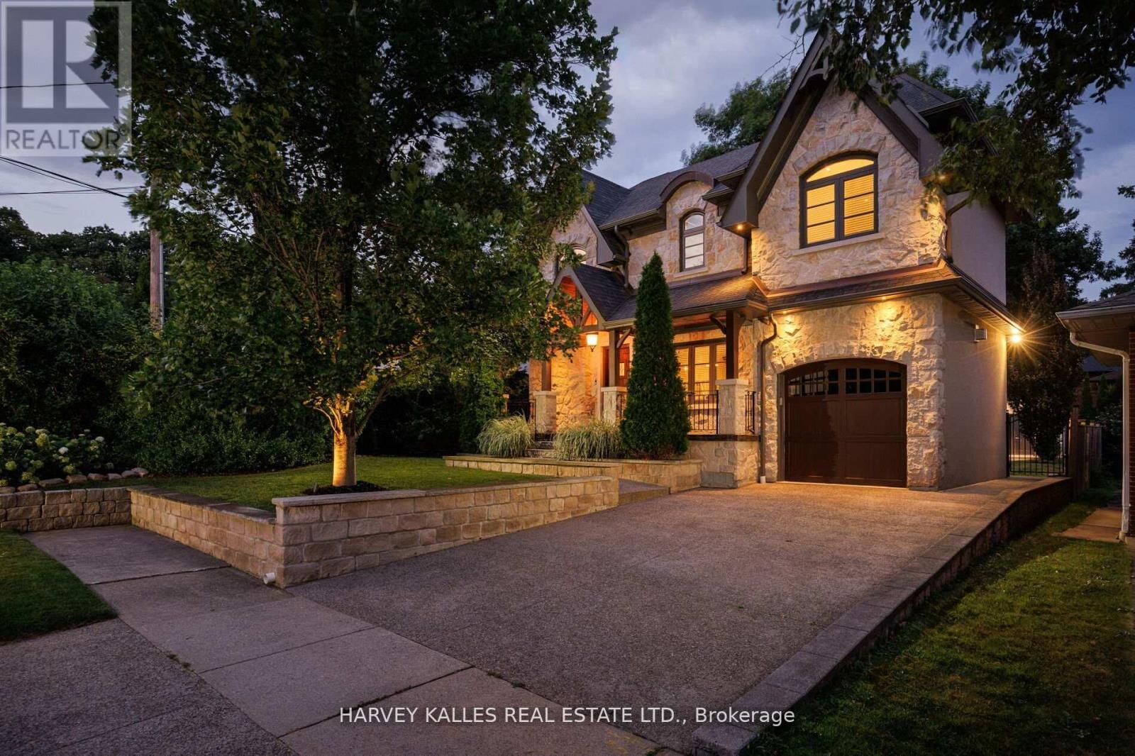 Photo de la propriété: 38 Westmount Park Road ON M9P 1R6