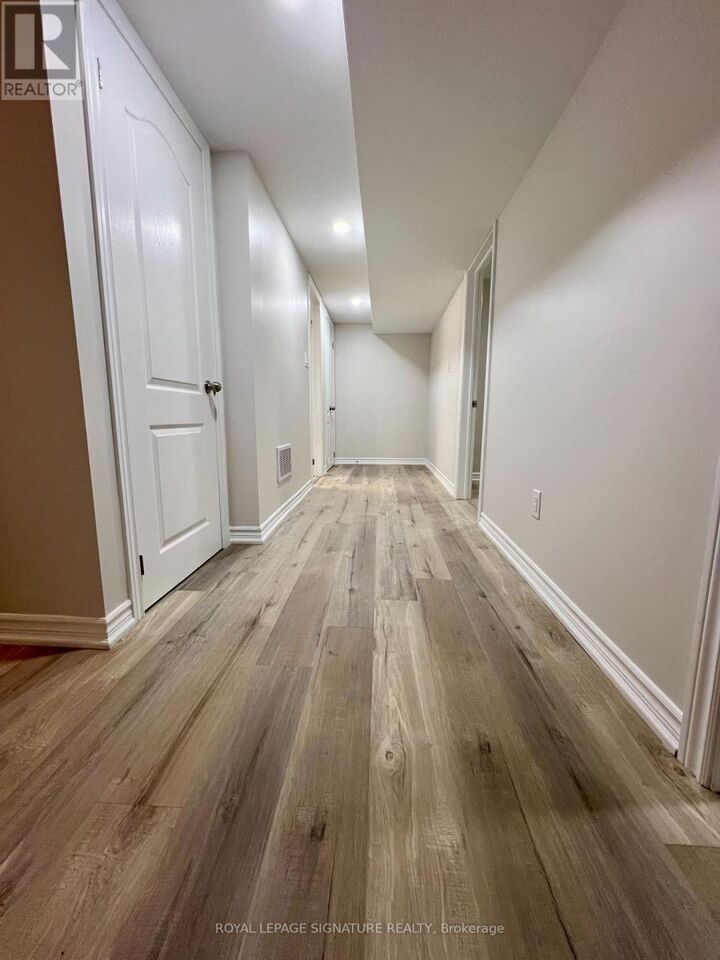 Photo de la propriété:  843 Cedarbrae Avenue  ON L9T 3W9 
